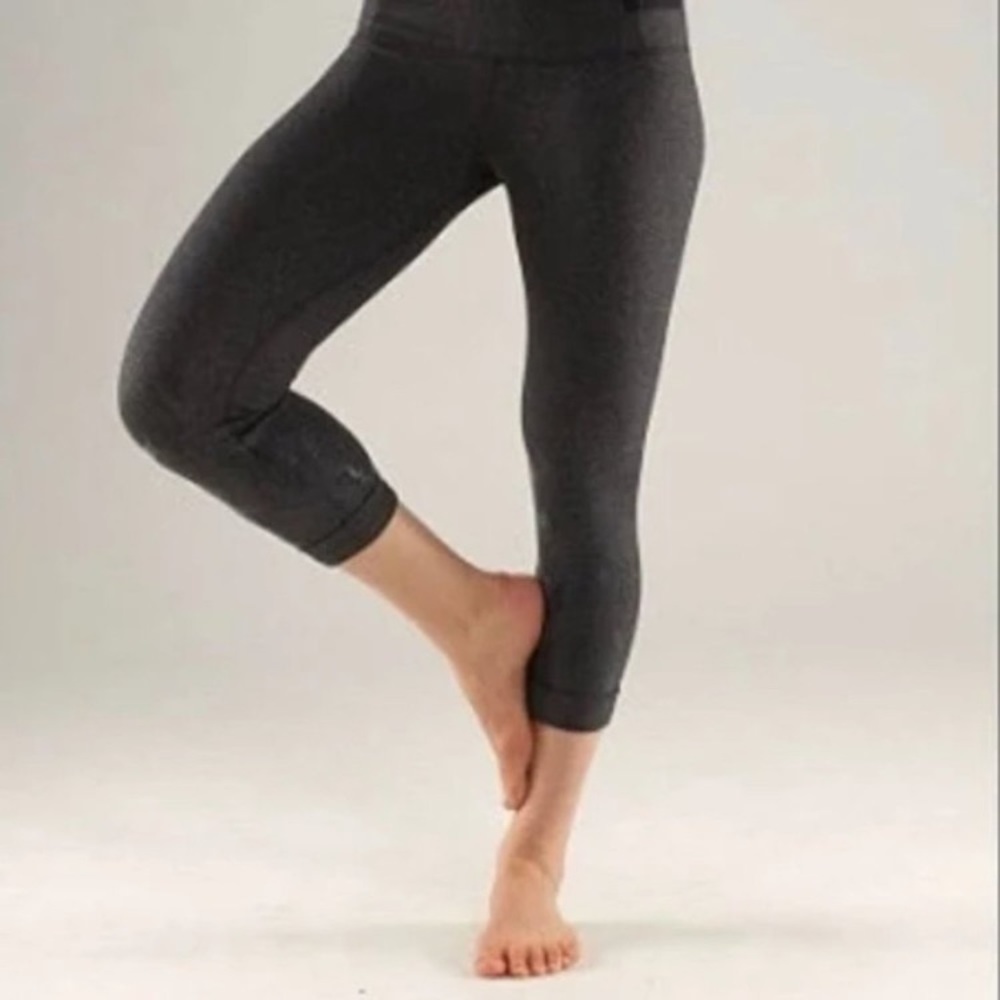 Lululemon Acro Crop Peacock Leggings with Silicone Grip - RARE, Size 6, EUC